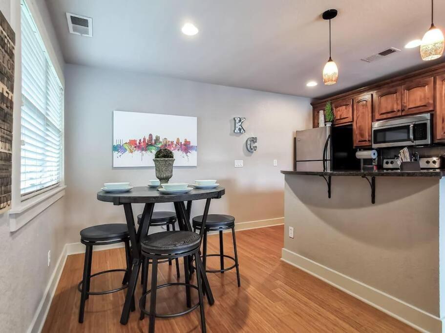 Villa Amazing Locale 2Kingbr 1Bth à Kansas City Extérieur photo