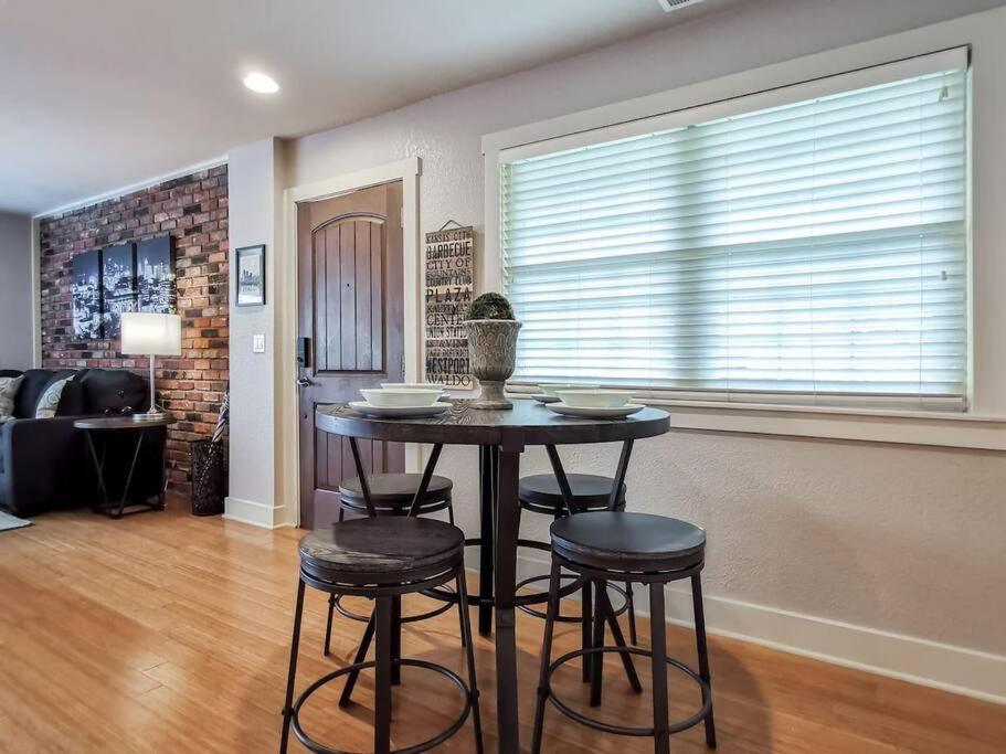 Villa Amazing Locale 2Kingbr 1Bth à Kansas City Extérieur photo