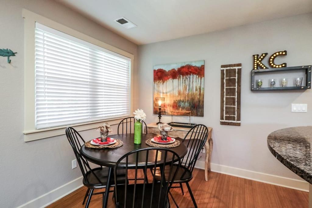 Villa Amazing Locale 2Kingbr 1Bth à Kansas City Extérieur photo