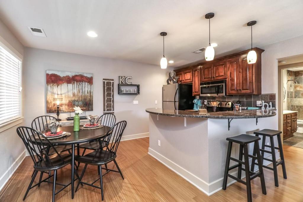 Villa Amazing Locale 2Kingbr 1Bth à Kansas City Extérieur photo