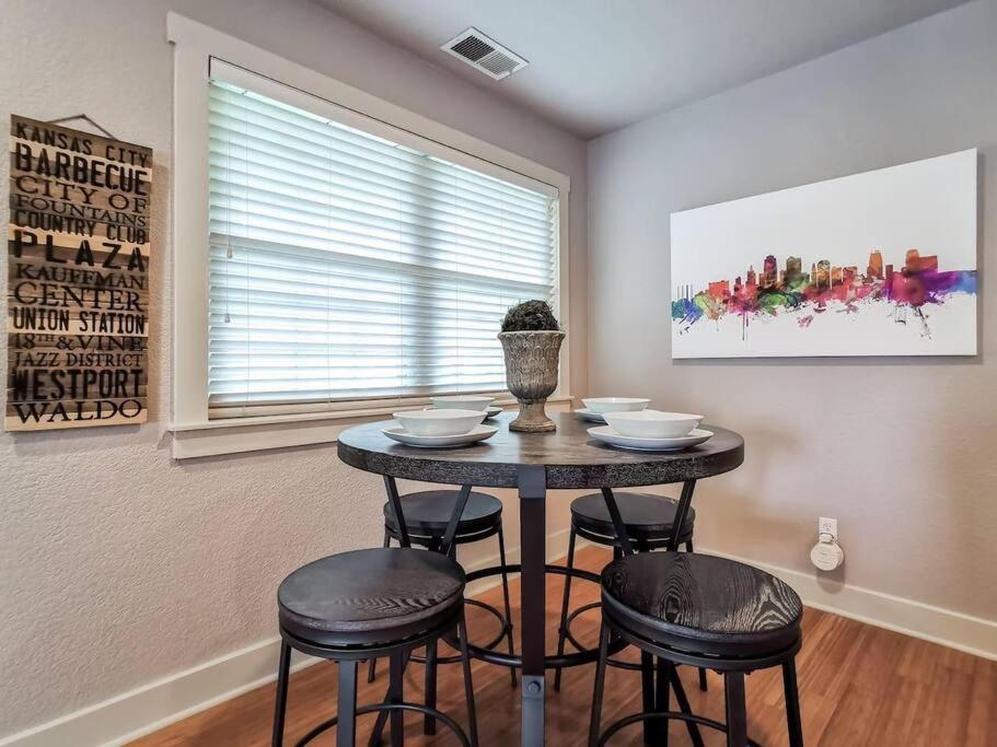 Villa Amazing Locale 2Kingbr 1Bth à Kansas City Extérieur photo
