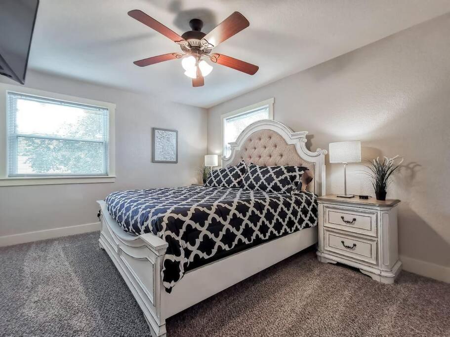 Villa Amazing Locale 2Kingbr 1Bth à Kansas City Extérieur photo